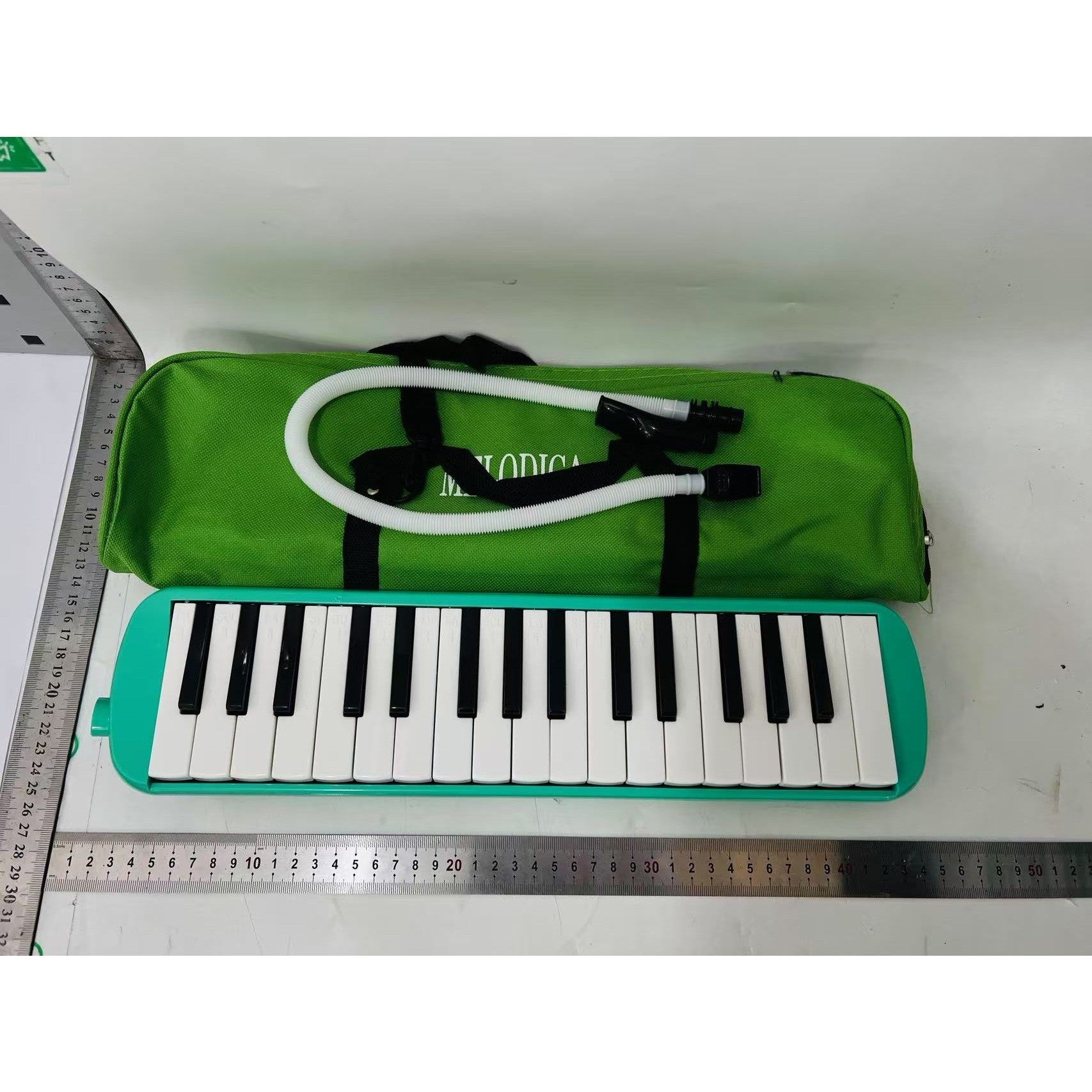 Muzicuta Melodica cu 32 Clape pentru Incepatori, Instrument Muzical Educativ cu Note Imprimate, ABS Ecologic, Include Husa si Suflator, 45 x 13 x 7 cm, Verde