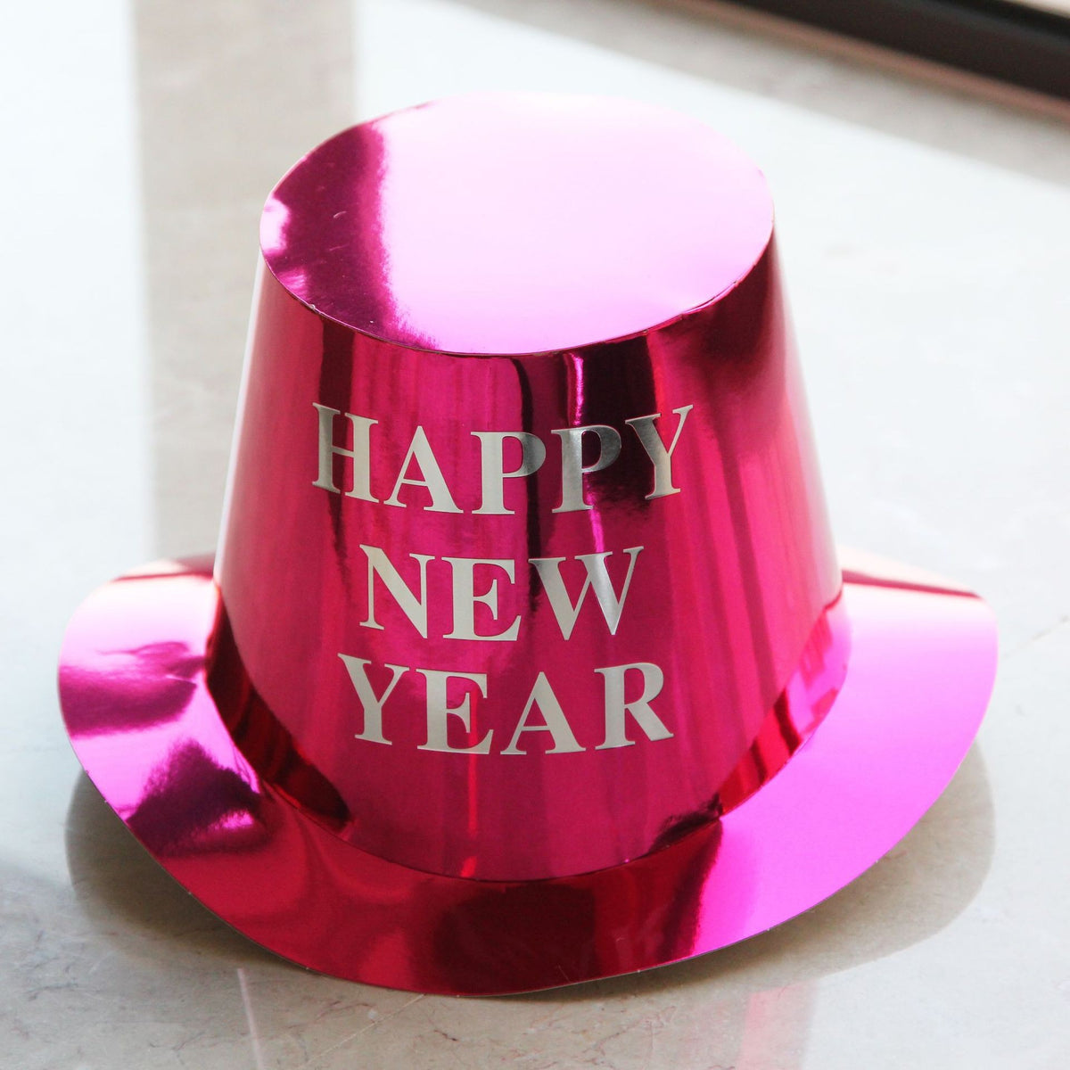 Palarie Festiva Happy New Year pentru Revelion, Accesoriu Petrecere cu Inscriptie Stralucitoare, Hartie Lucioasa, 29 x 25 x 15.5 cm, Roz Sclipitor