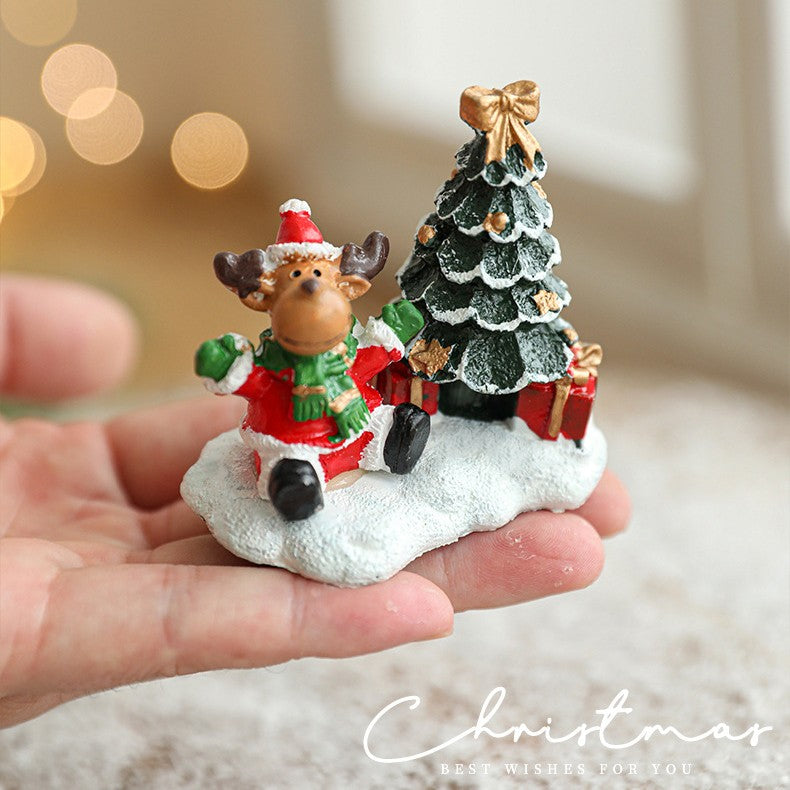 Ornament de Craciun din Rasina, Model Ren cu Brad si Cadouri, Decoratiune Miniatura pentru Birou sau Masa, 6.5 x 6.5 x 4 cm, Rosu si Verde