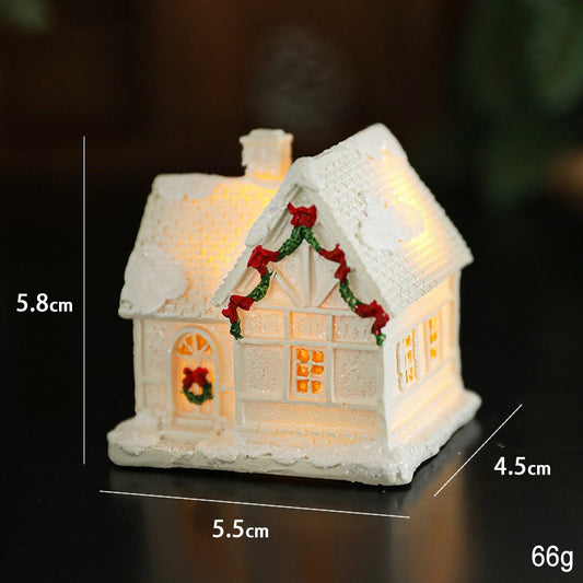 Casuta De Craciun Decorativa, Ornament Cu Iluminare Interioara LED, Rasina, Model Inzapezit Cu Detalii Festive, 5.8 x 5.5 x 4.5 cm, Alb-Multicolor