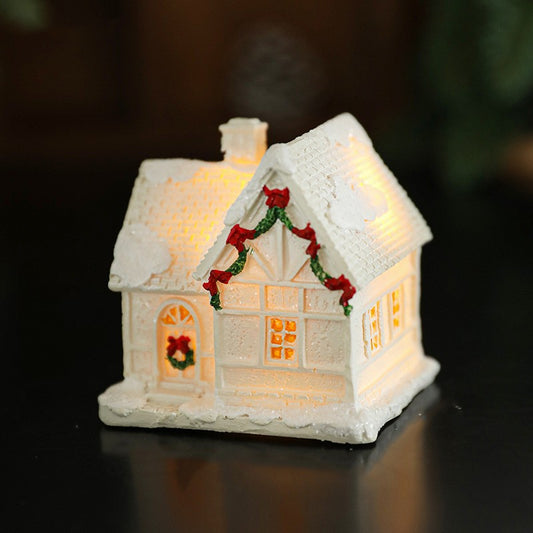Casuta De Craciun Decorativa, Ornament Cu Iluminare Interioara LED, Rasina, Model Inzapezit Cu Detalii Festive, 5.8 x 5.5 x 4.5 cm, Alb-Multicolor