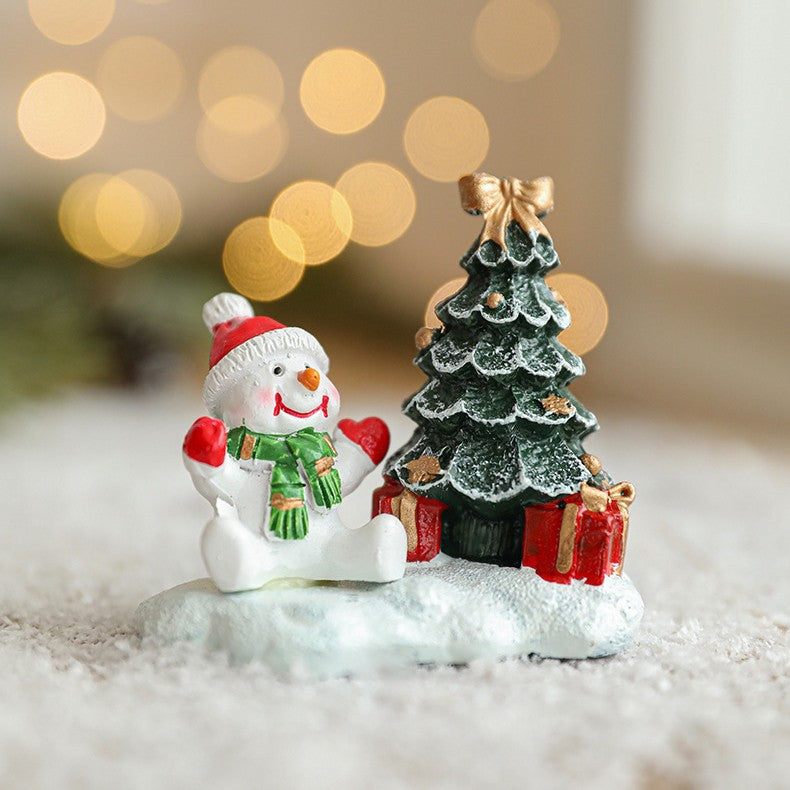 Ornament de Craciun, Model Om de Zapada cu Brad si Cadouri, Figurina Decorativa de Birou, Rasina, 6.5 x 6.5 x 4 cm, Alb si Verde