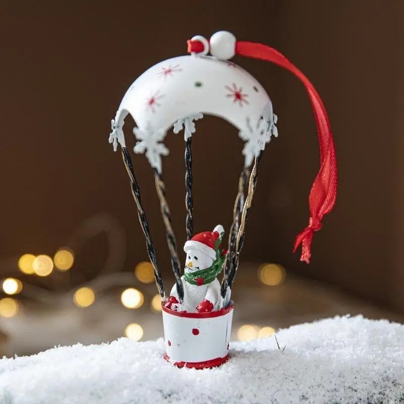 Ornament Brad Craciun, Figurina Om de Zapada in Balon cu Aer Cald, Decoratiune Suspendata, Metal Rezistent, Alb, 11 x 5.5 x 5.5 cm