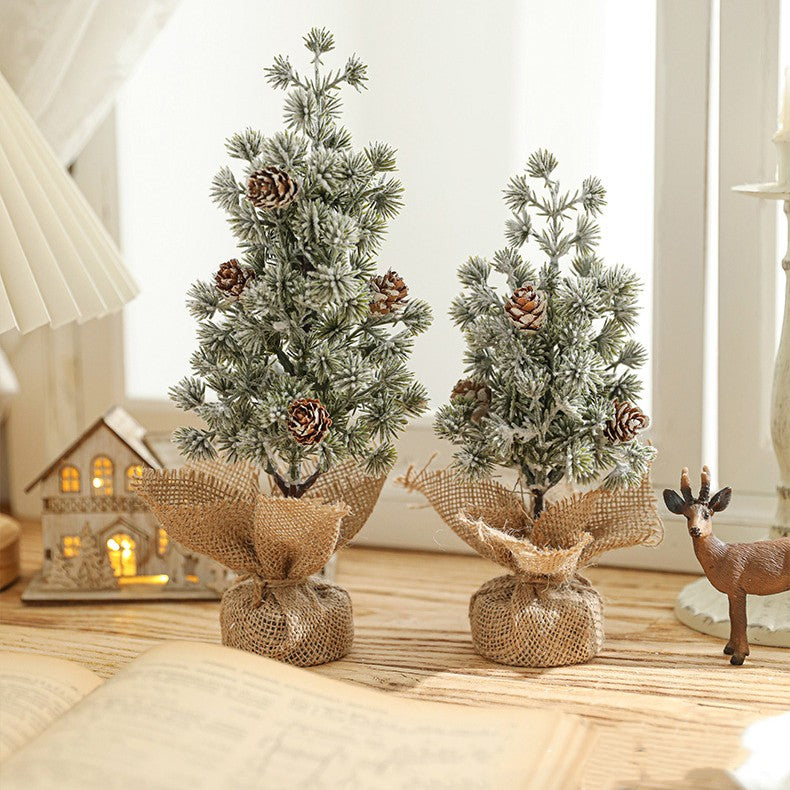 Brad de Craciun Artificial Mini, Ornament Decorativ pentru Masa si Birou, Efect de Zapada cu Conuri Naturale, Baza din Iuta, Plastic, 20 cm, Verde Alb