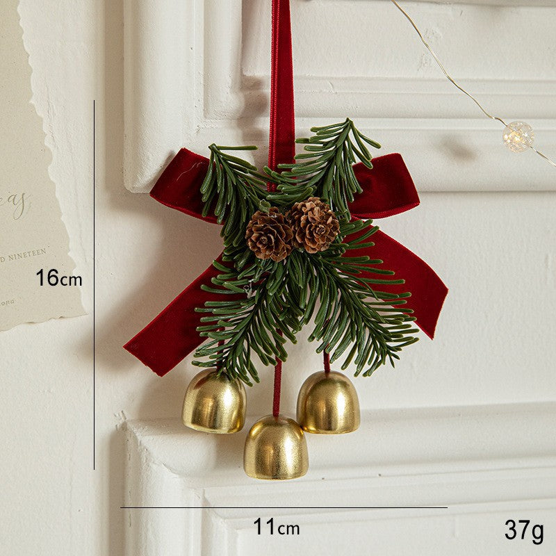 Ornament de Brad Tip Funda de Craciun, Decoratiune cu 3 Clopotei Aurii si Conuri Naturale, Panglica Catifea Velvet, Rosu, 16 x 11 cm