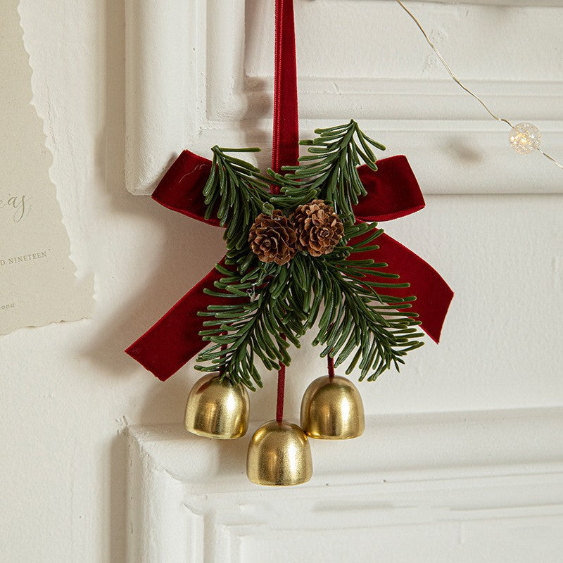 Ornament de Brad Tip Funda de Craciun, Decoratiune cu 3 Clopotei Aurii si Conuri Naturale, Panglica Catifea Velvet, Rosu, 16 x 11 cm