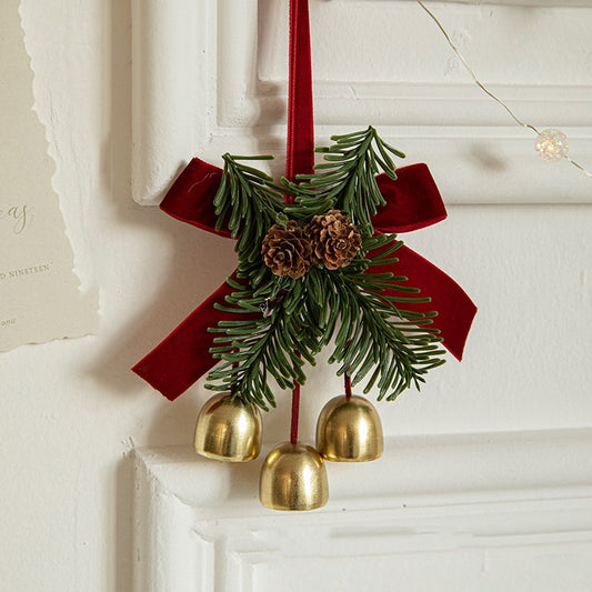 Ornament de Brad Tip Funda de Craciun, Decoratiune cu 3 Clopotei Aurii si Conuri Naturale, Panglica Catifea Velvet, Rosu, 16 x 11 cm