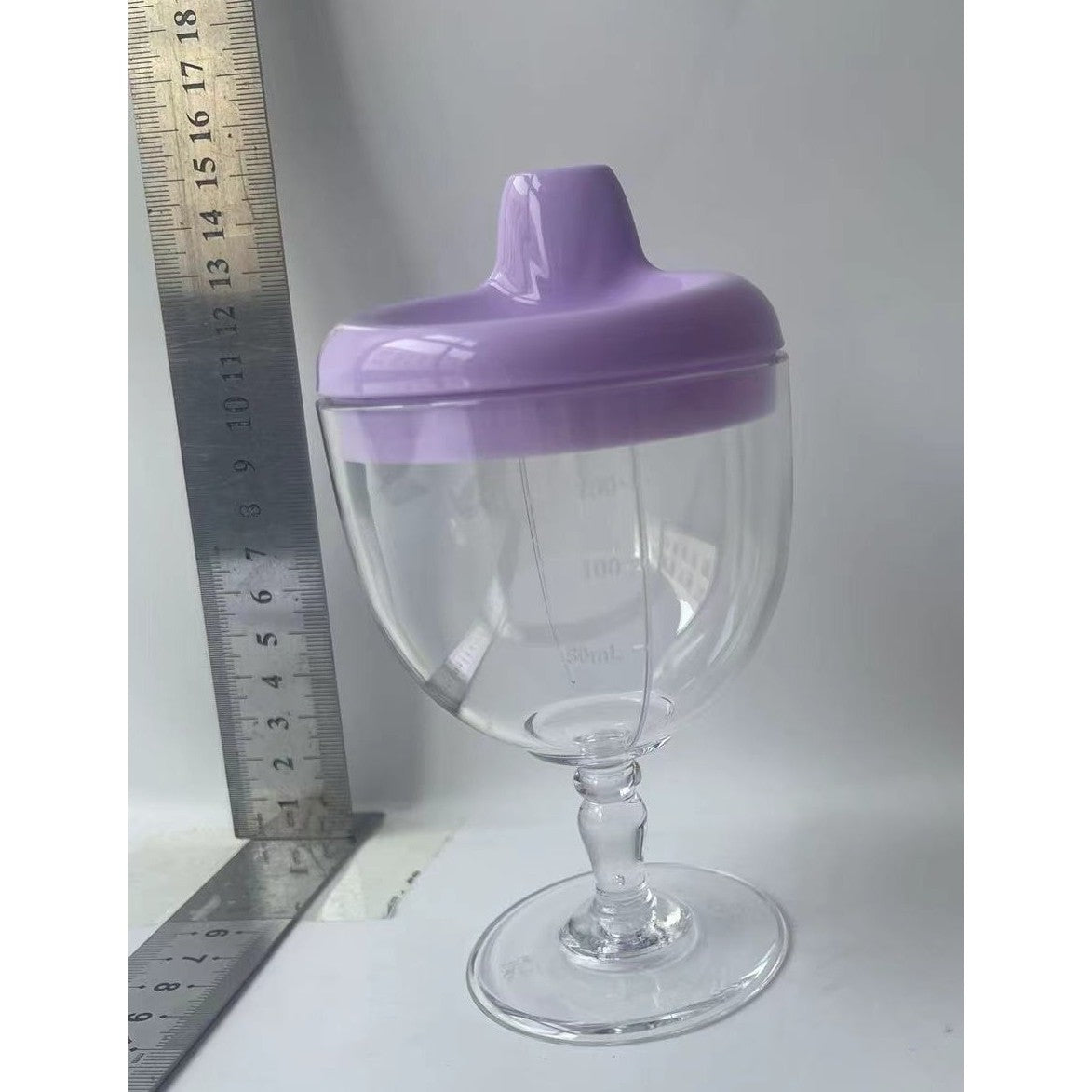 Pahar Educativ pentru Copii cu Cioc Antiscurgere, Design Tip Cupa cu Picior, Policarbonat Rezistent, Gradat 150 ml, Mov, +3 Ani