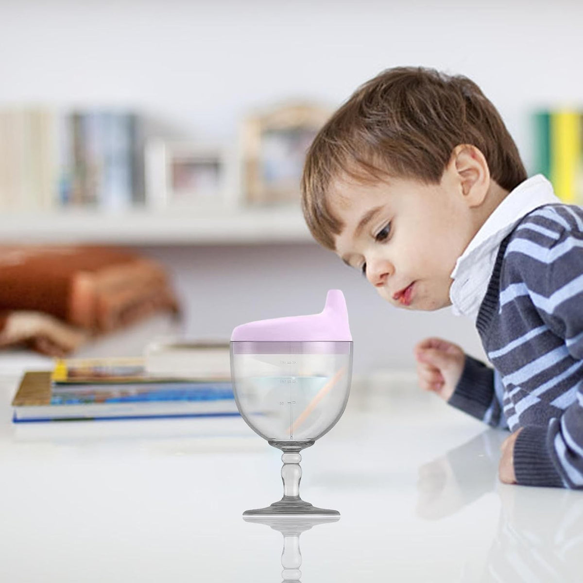 Pahar Educativ pentru Copii cu Cioc Antiscurgere, Design Tip Cupa cu Picior, Policarbonat Rezistent, Gradat 150 ml, Mov, +3 Ani