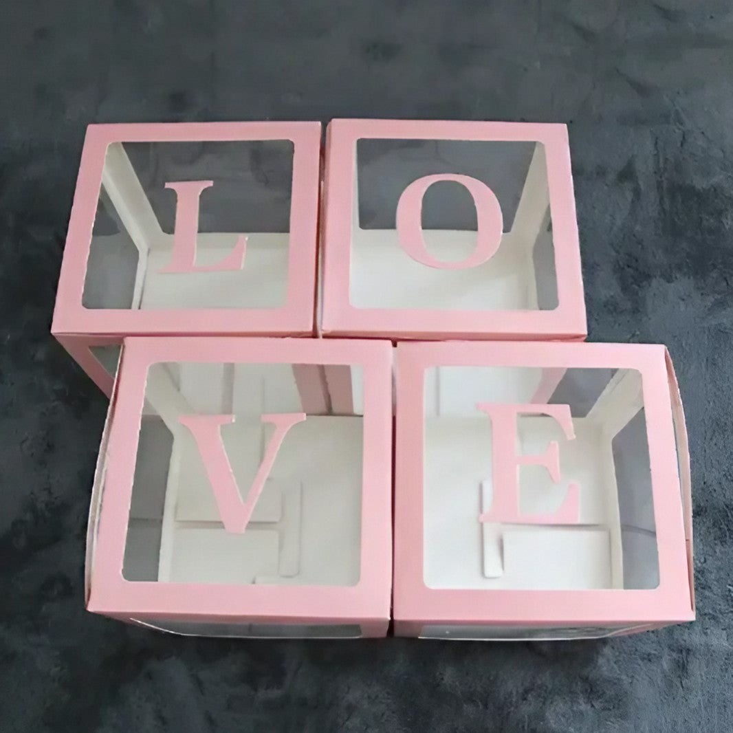 Set 4 Cutii pentru Baloane, Cuburi Decorative Transparente, Model Scris Love, Tematica Iubire, Plastic și Carton, 30 x 30 cm, Contur Roz