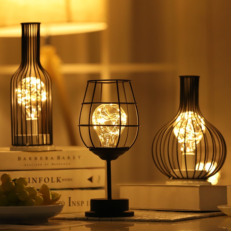 Lampa Decorativa Cu LED In Forma De Pahar De Vin, Stil Retro Din Sarma Metalica Si Fire De Cupru, Alimentare 3 Baterii AA, Lumina Alb Cald, Negru, 13 x 13 x 28 cm