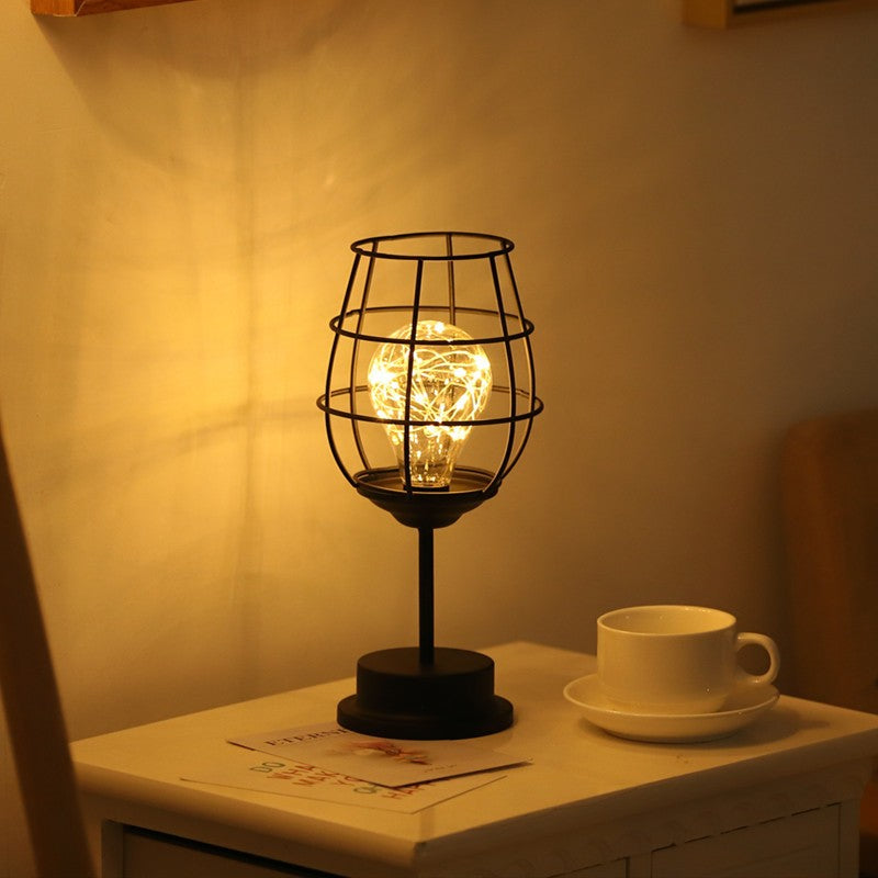 Lampa Decorativa Cu LED In Forma De Pahar De Vin, Stil Retro Din Sarma Metalica Si Fire De Cupru, Alimentare 3 Baterii AA, Lumina Alb Cald, Negru, 13 x 13 x 28 cm