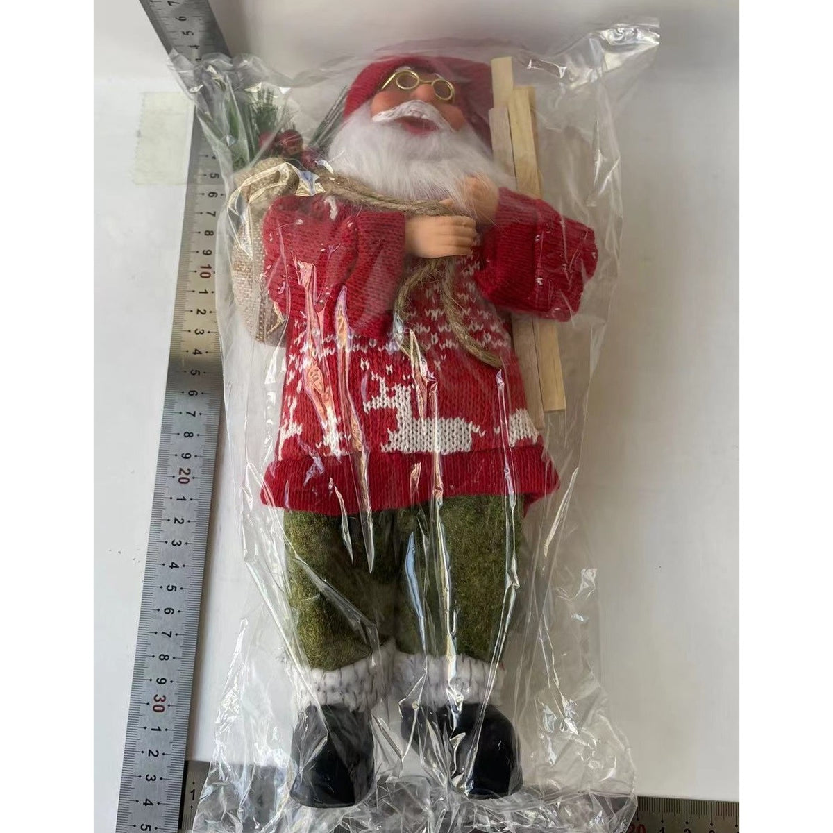 Figurina Decorativa Mos Craciun cu Lemne si Flori, Ornament Festiv pentru Interior si Exterior, Plastic si Textil Catifelat, 30 x 17 x 10 cm, Rosu/Verde