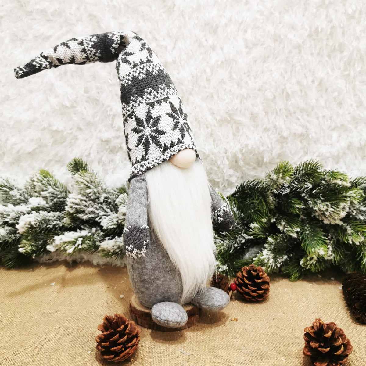 Figurina Decorativa Craciun, Spiridus Omul Padurii cu Barba Lunga, Ornament Stil Nordic din Poliester, Gri, Inaltime 47 cm