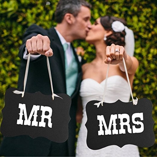 Set 2 Bannere Decorative Nunta, Pancarde Mesaj Mr si Mrs, Accesorii Foto cu Agatatoare Incluse, Carton, Negru