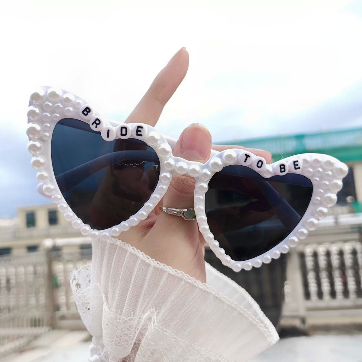 Ochelari Petrecerea Burlacitelor in Forma de Inima, Protectie UV, Rama cu Perle si Scris Bride to Be, Policarbonat, 15.3x5.7x14.5 cm, Alb