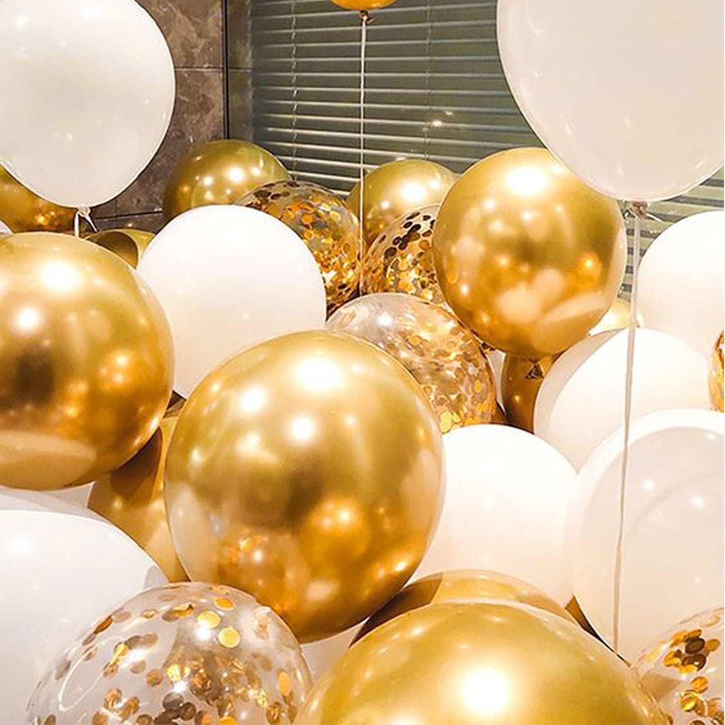Set 16 Baloane Party din Latex pentru Petrecere, Compatibile Heliu sau Aer, 30 cm, Alb, Auriu și Transparent cu Confetti, 2.8 g