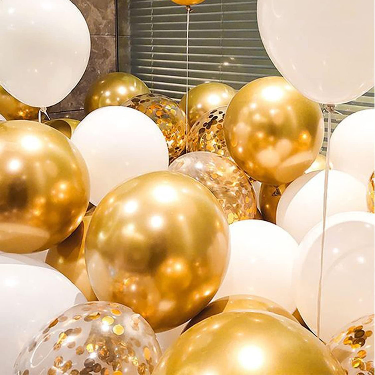 Set 16 Baloane Party din Latex pentru Petrecere, Compatibile Heliu sau Aer, 30 cm, Alb, Auriu și Transparent cu Confetti, 2.8 g
