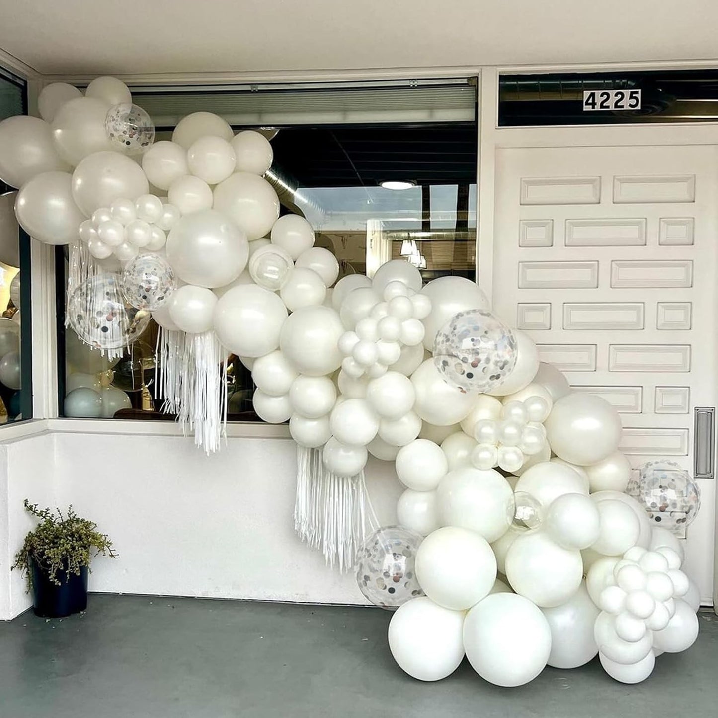 Set 10 Baloane Party din Latex, Decoratiuni Petrecere cu Aer sau Heliu, Material Biodegradabil, 30 cm, 5 Alb si 5 Transparent cu Confetti