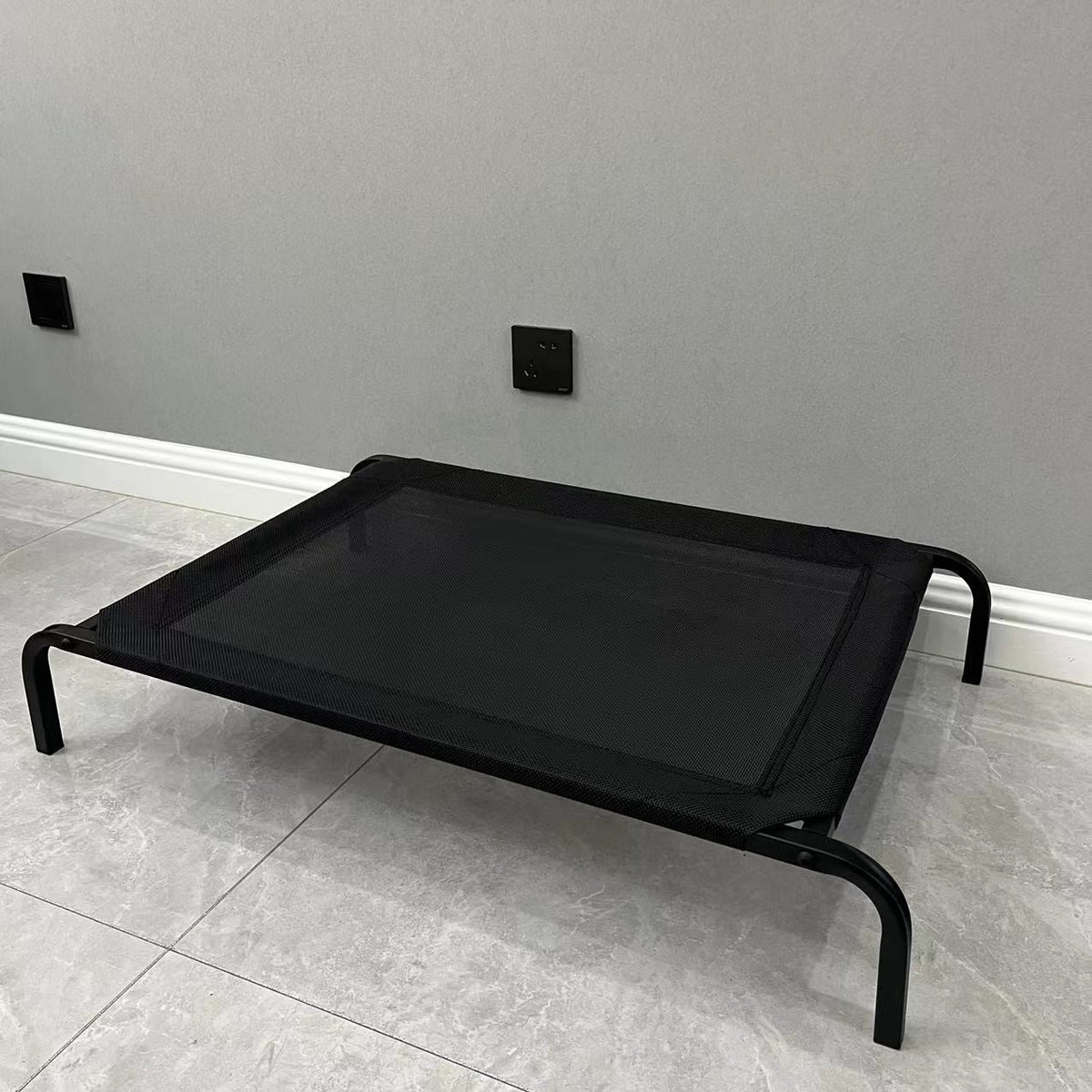 Pat pentru Animale de Companie, Tip Sezlong Inaltat, Material Textil Respirabil, Cadru din Otel Rezistent la Umiditate, Marimea S, 68 x 55 x 16 cm, Negru