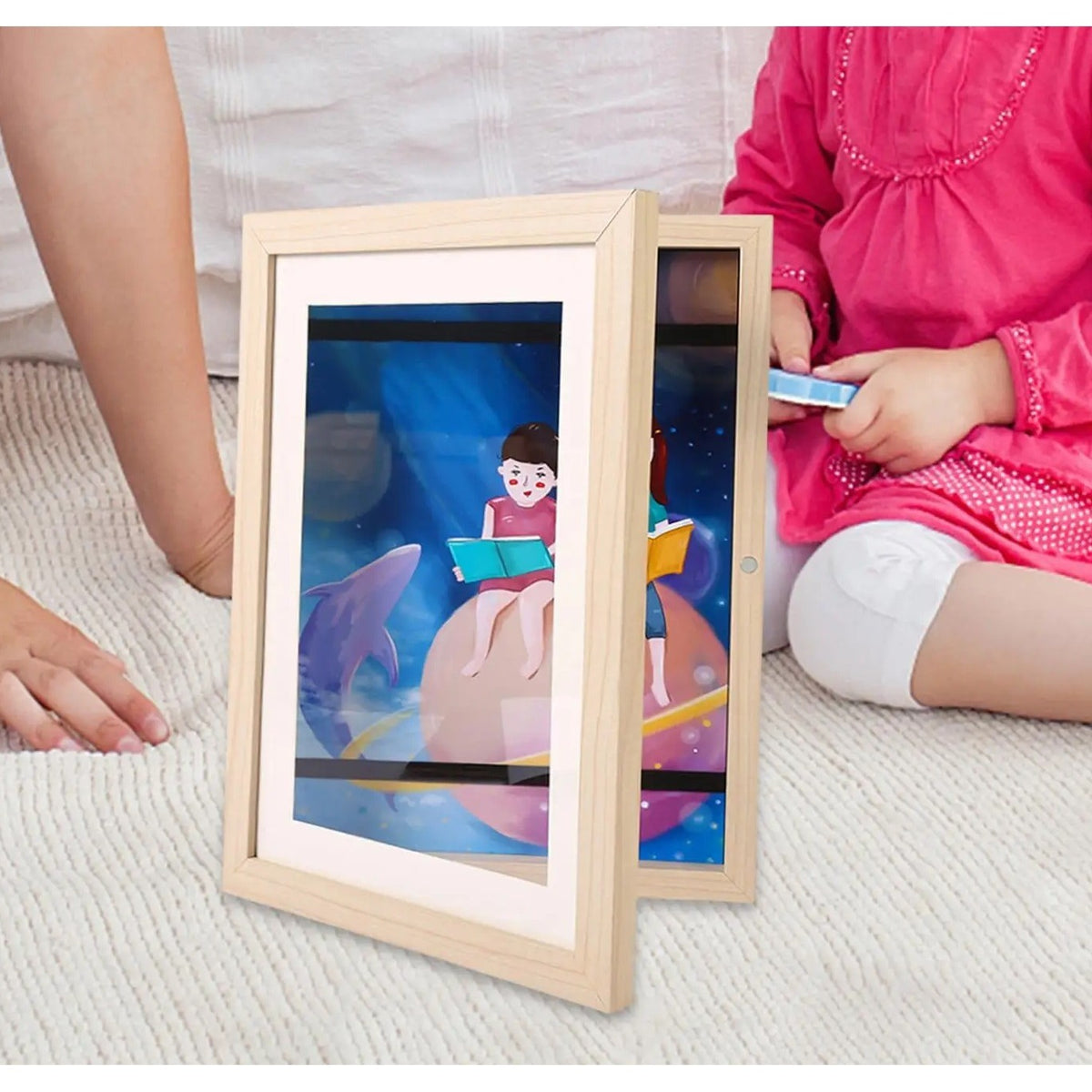Rama Foto Tip Cutie pentru Desene Copii, Spatiu Depozitare si Deschidere Frontala Magneți, Protectie Sticla Securizata, Format A4, Lemn, 35 x 26 x 4 cm, Maro Lemn