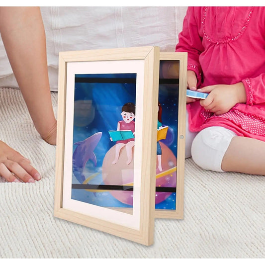 Rama Foto Tip Cutie pentru Desene Copii, Spatiu Depozitare si Deschidere Frontala Magneți, Protectie Sticla Securizata, Format A4, Lemn, 35 x 26 x 4 cm, Maro Lemn