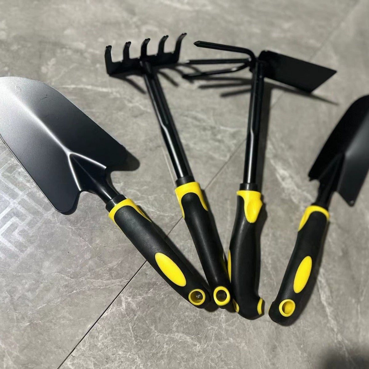 Set 4 Unelte Gradina Pentru Plantare Si Ingrijire, Grebla, Sapaliga Dubla Si 2 Lopeti, Otel Carbon Si PVC, 43 x 11 cm, Negru/Galben