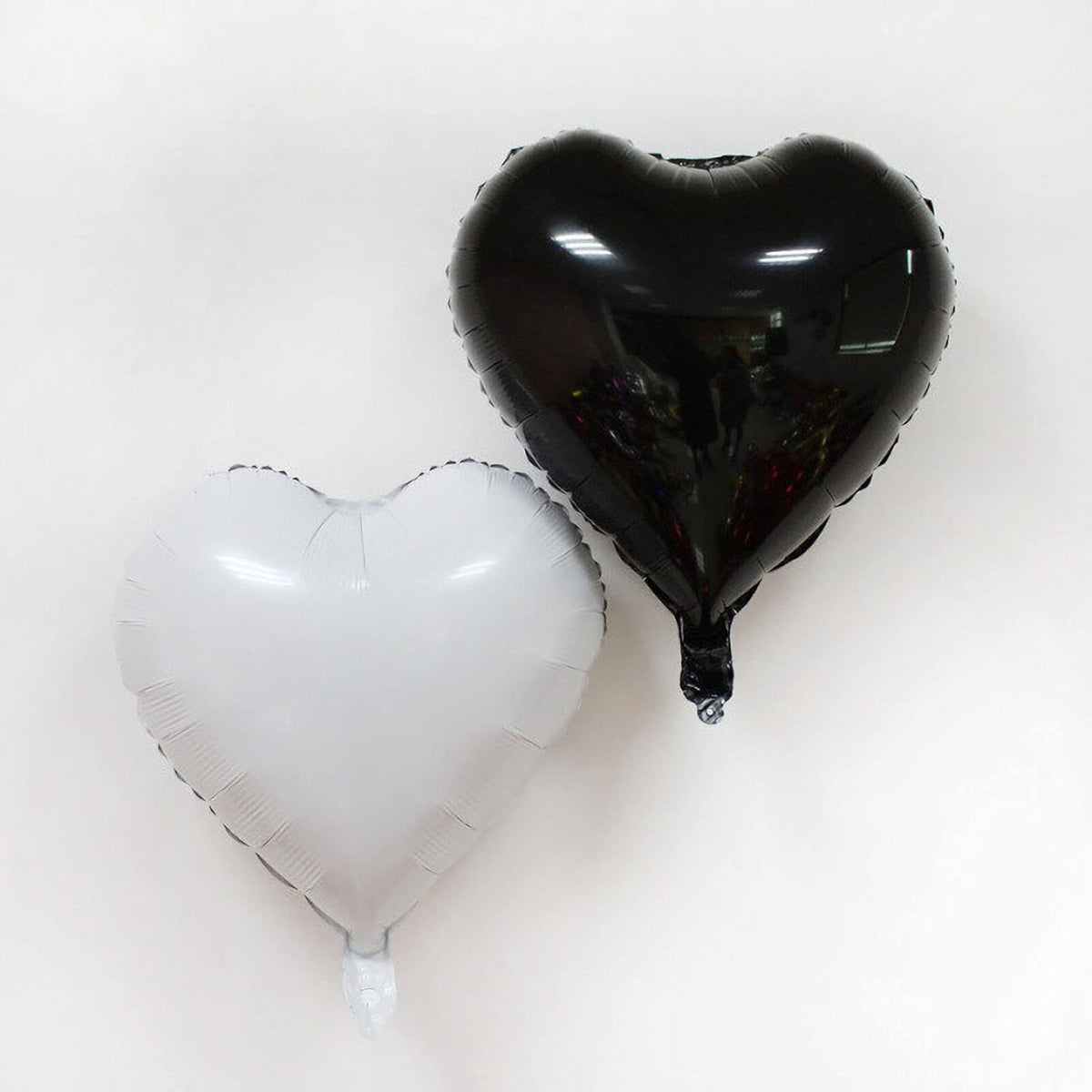 Balon din Folie Metalizata, Figurina Inima pentru Petrecere, Model Clasic cu Pai Inclus, Compatibil Aer sau Heliu, Negru, 40 cm