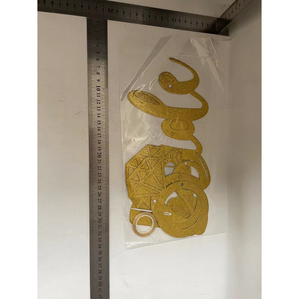 Banner Bride To Be, Decoratiune Petrecere Burlacite si Nunta, Set cu Rola de Ata Inclusa, Carton Elegant, 30x20 cm, Auriu