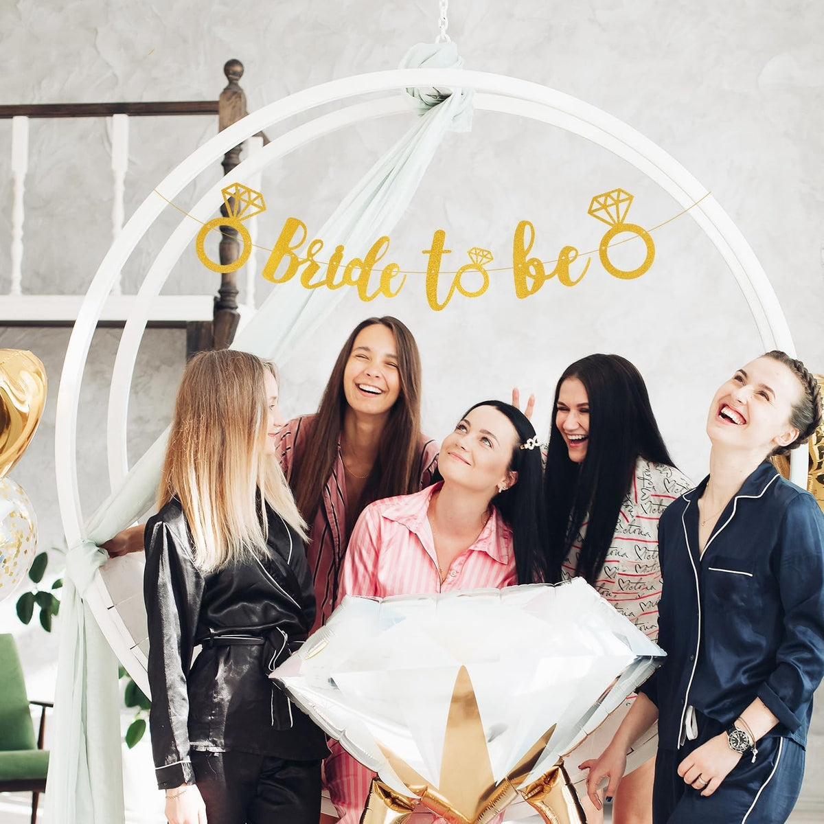 Banner Bride To Be, Decoratiune Petrecere Burlacite si Nunta, Set cu Rola de Ata Inclusa, Carton Elegant, 30x20 cm, Auriu