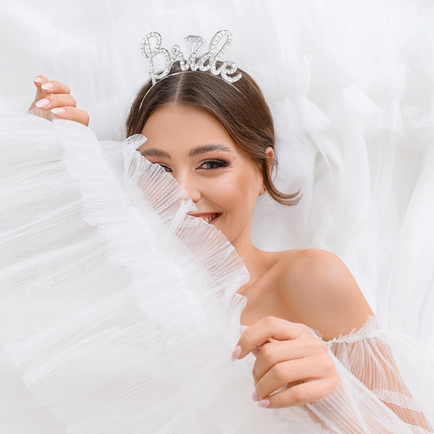 Coronita Mireasa Model Bride, Tiara Eleganta cu Cristale, Accesoriu Par Nunta si Petrecerea Burlacitelor, Marime Universala, 12.5 x 14.5 cm, Alb