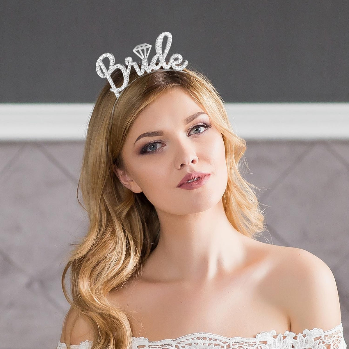Coronita Mireasa Model Bride, Tiara Eleganta cu Cristale, Accesoriu Par Nunta si Petrecerea Burlacitelor, Marime Universala, 12.5 x 14.5 cm, Alb