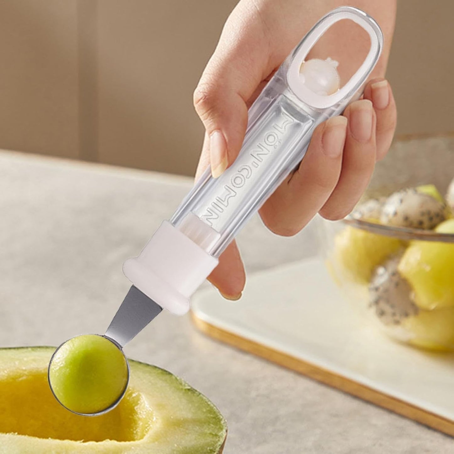 Lingura pentru Bile de Fructe si Pepene, Ustensila Multifunctionala pentru Sculptat cu Maner Antiderapant si Orificiu de Aerisire, Plastic si Otel Inoxidabil, 17.6 x 2.9 cm, Bej