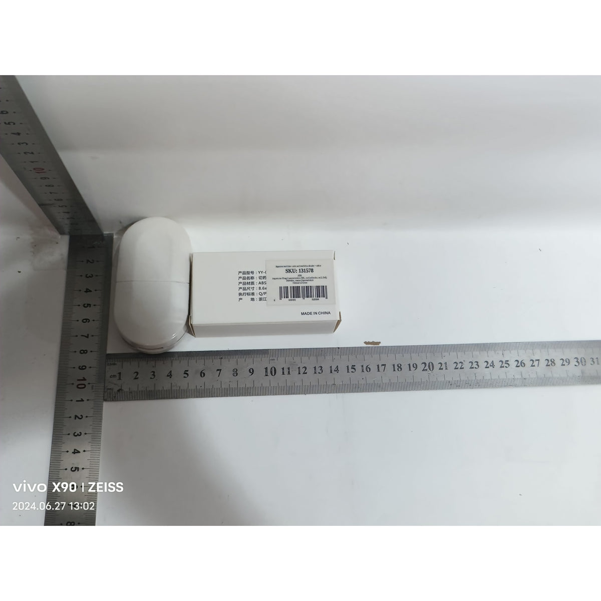 Organizator Medicamente 3 In 1, Dispozitiv Pentru Taiere Si Sfarmare Pastile, Compartiment Depozitare Si Perie Curatare, Plastic ABS, 8.5x4.5x2.5 cm, Alb