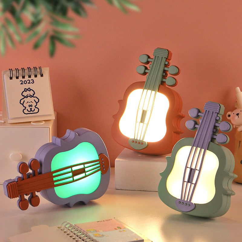 Lampă de Veghe LED cu Protecție pentru Ochi, Model Violină, Senzor de Întuneric și Lumină Caldă, Încărcare USB, Material ABS, 14.3x5x9.9 cm, Verde/Roșu