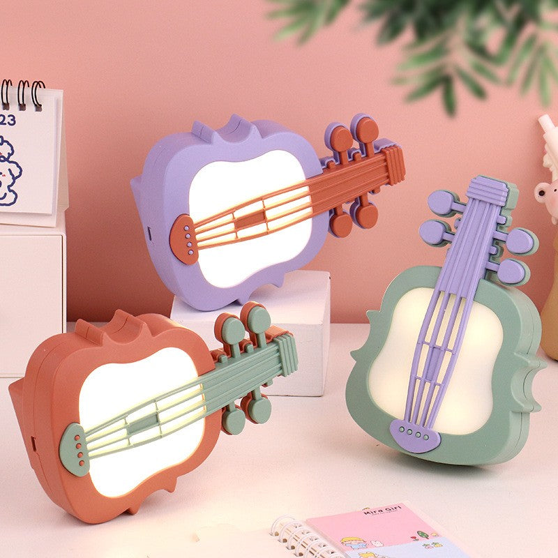 Lampă de Veghe LED cu Protecție pentru Ochi, Model Violină, Senzor de Întuneric și Lumină Caldă, Încărcare USB, Material ABS, 14.3x5x9.9 cm, Verde/Roșu