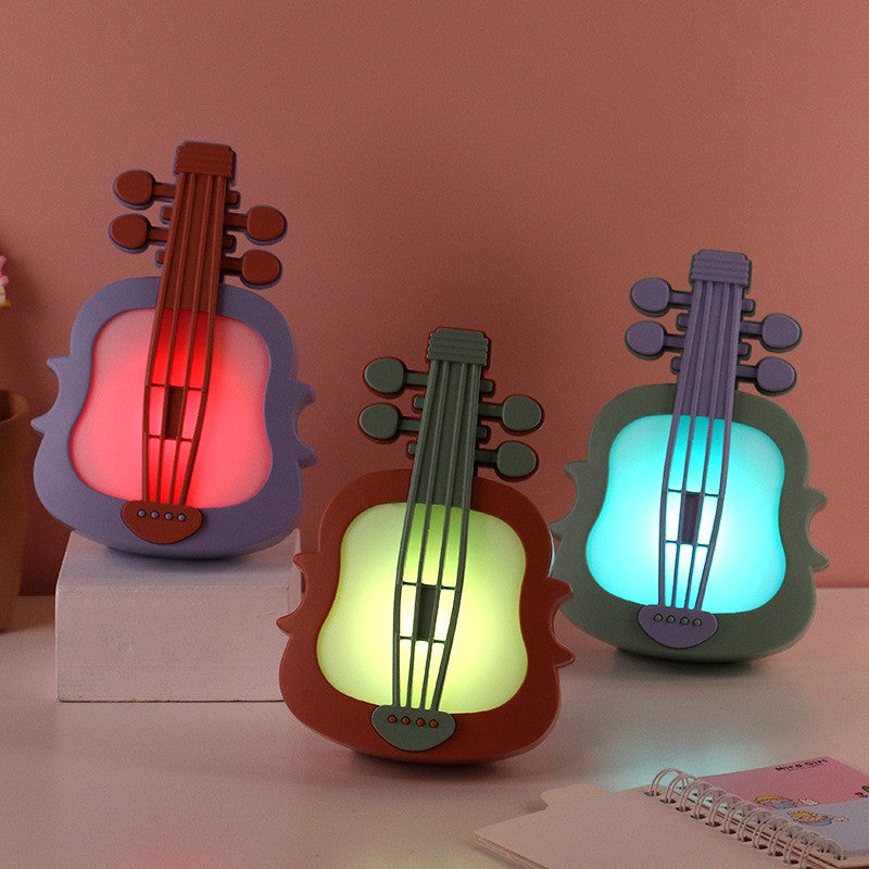 Lampă de Veghe LED cu Protecție pentru Ochi, Model Violină, Senzor de Întuneric și Lumină Caldă, Încărcare USB, Material ABS, 14.3x5x9.9 cm, Verde/Roșu
