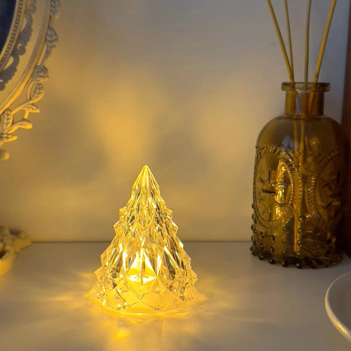 Lampa de Veghe Model Iceberg, Lumina Calda Ambientala, Design Modern Minimalist, Plastic Transparent, Alimentare cu Baterii, 6.5x8 cm
