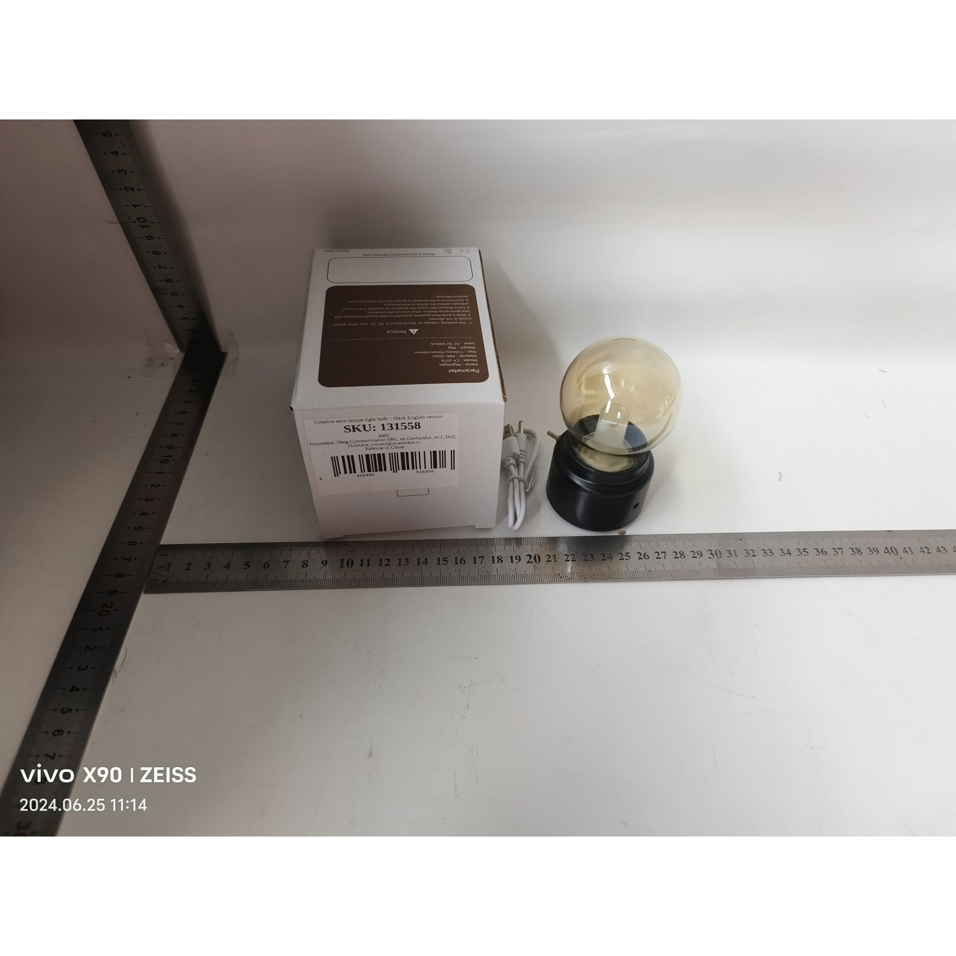 Lampa LED Decorativa Retro sub Forma de Bulb, Lumina Calda, Incarcare USB, Autonomie 12 Ore, Comutator Metalic, ABS si Sticla, Negru Transparent, 11x7x6 cm