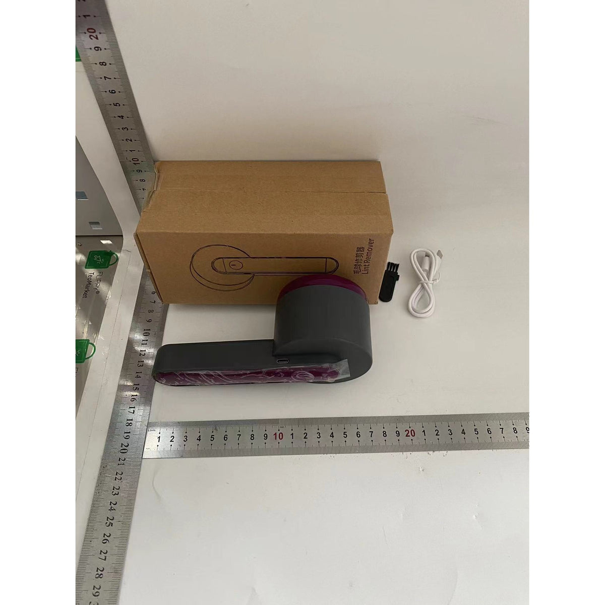 Aparat Pentru Curatat Scame, Par si Praf, Trimmer Portabil cu Lame din Otel Inoxidabil, Maner Ergonomic si Recipient Detasabil, Incarcare USB, Negru/Mov