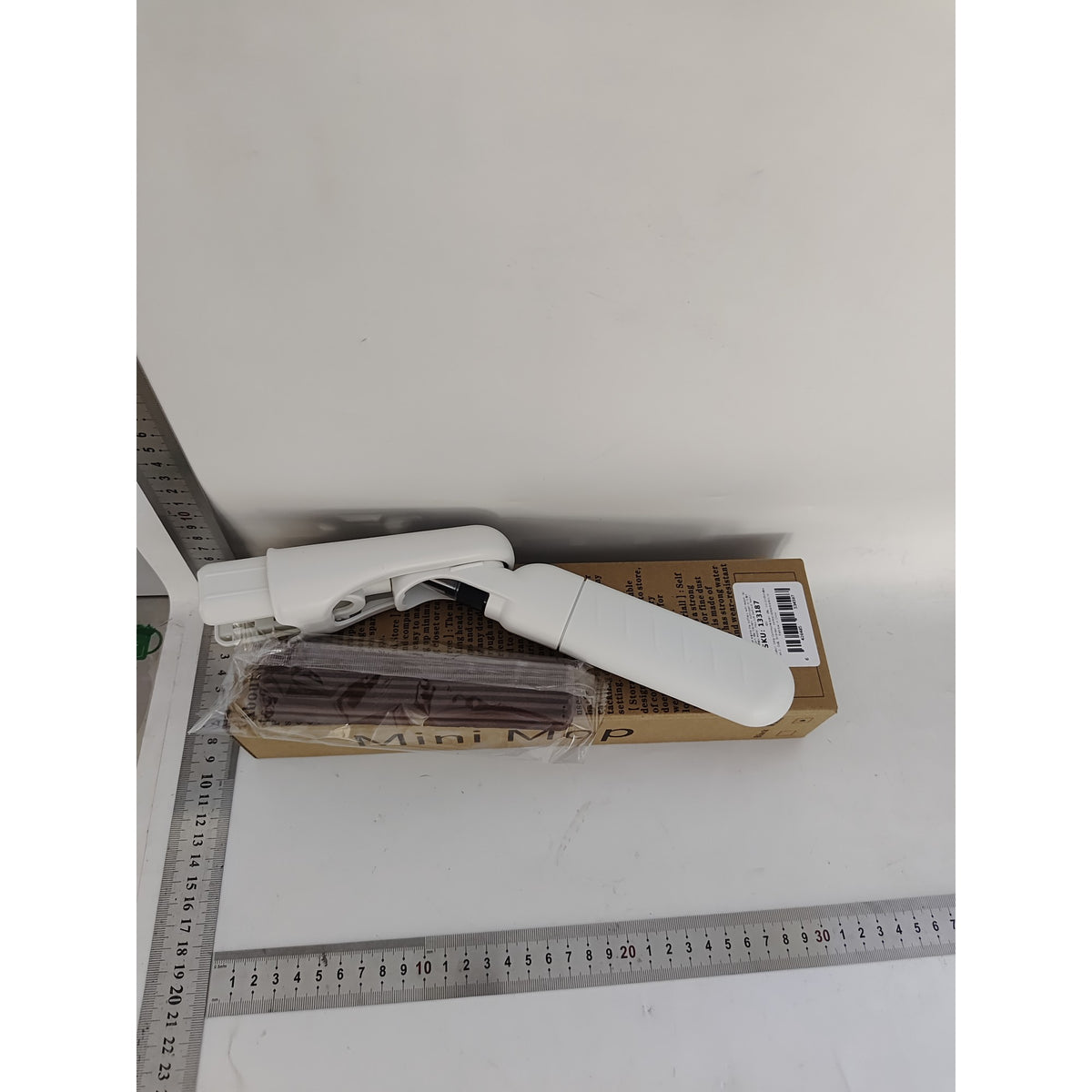 Mop Plat cu Pulverizare si Recipient pentru Solutii, Mini Mop Portabil pentru Geamuri si Interior Auto, Sistem de Stoarcere Integrat, Maner Scurt, Plastic, 15.5 x 15.5 x 12.5 cm, Alb
