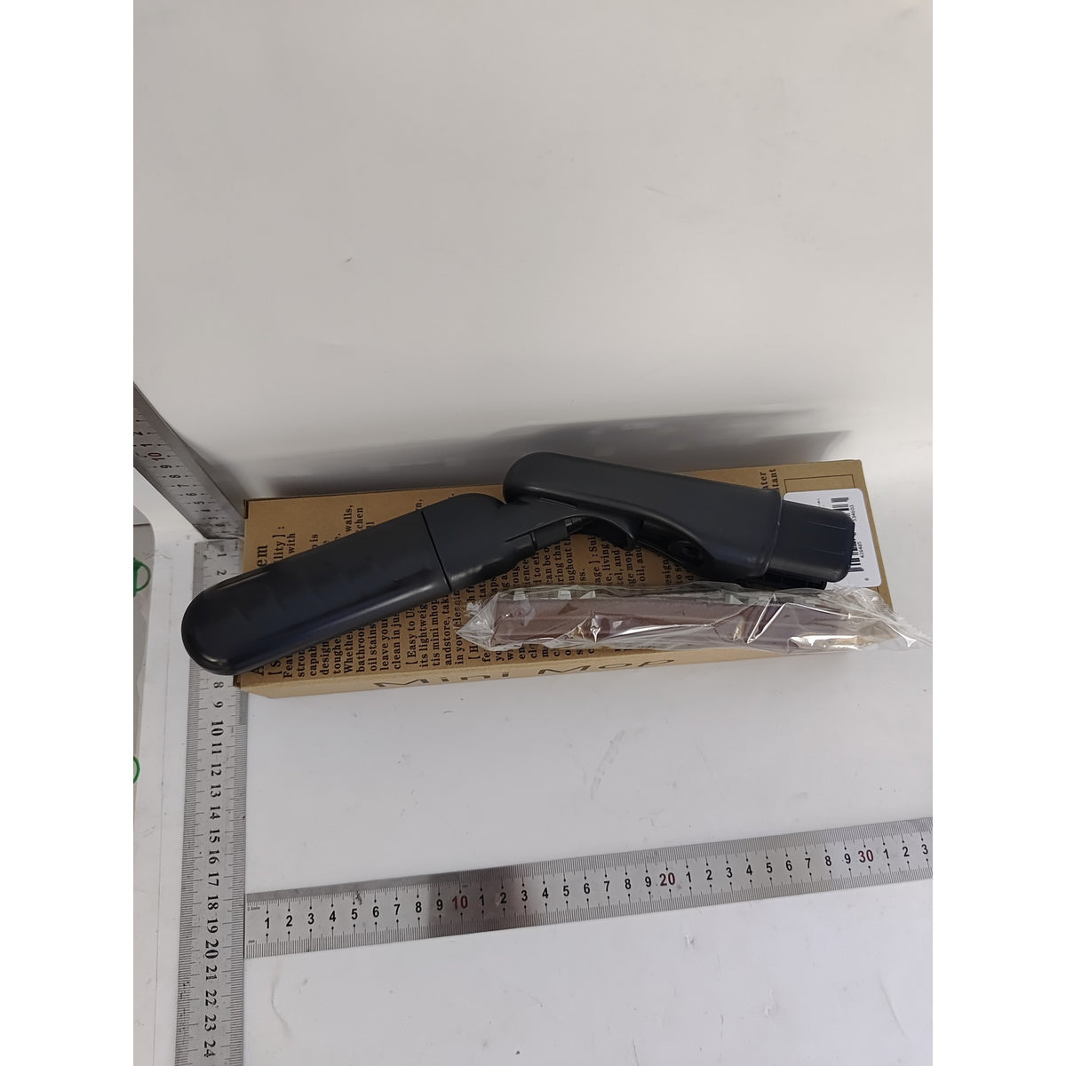 Mop Plat cu Pulverizare si Rezervor, Sistem de Stoarcere Integrat, Maner Scurt pentru Geamuri si Interior Auto, Plastic si Microfibra, 15.5 x 15.5 x 12.5 cm, Negru
