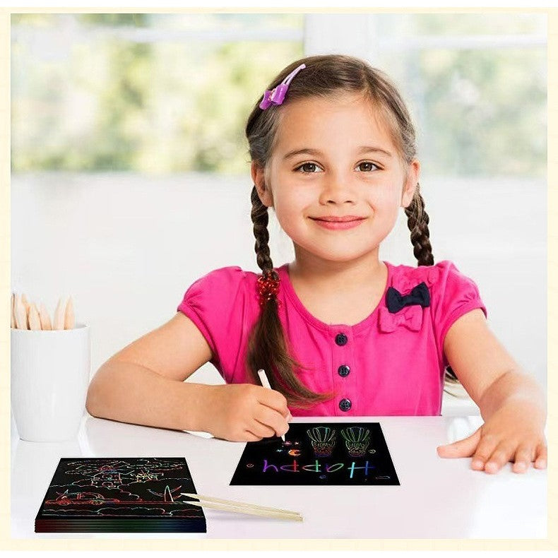 Set Hartie De Razuit Pentru Desen, Efect Magic Curcubeu Cu Strat Negru, Include 2 Creioane Lemn, Carton 250 g, 100 Bucati, 8.5 x 8.5 cm