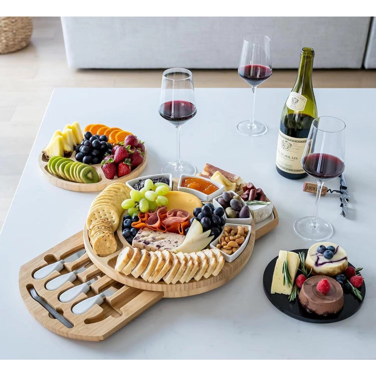 Set Complet Platou Branzeturi si Aperitive, Design Rotund cu Placa Ardezie si Accesorii Vin, Lemn si Ceramica, 18 Piese, Maro