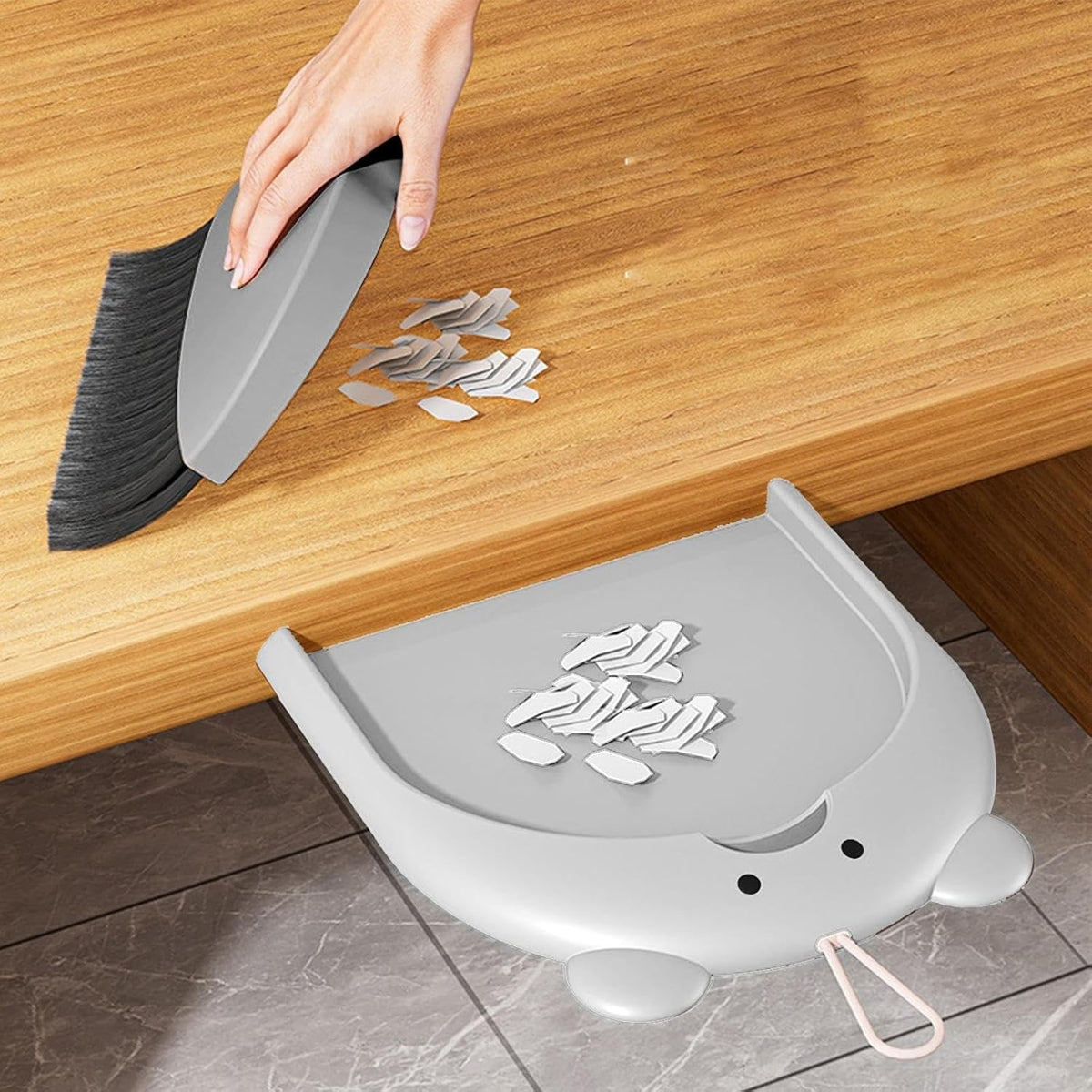 Set Mini Mătură și Făraș pentru Birou și Tastatură, Design Model Ursulet, Material PP și Plastic Moale, 23.5 x 18 cm, Gri