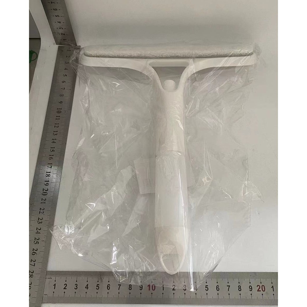 Racleta Geamuri 3 in 1 cu Pulverizator, Burete si Lama Silicon, Multifunctionala pentru Casa si Auto, Plastic PP si TPR, 21.5 x 25.7 cm, Alb