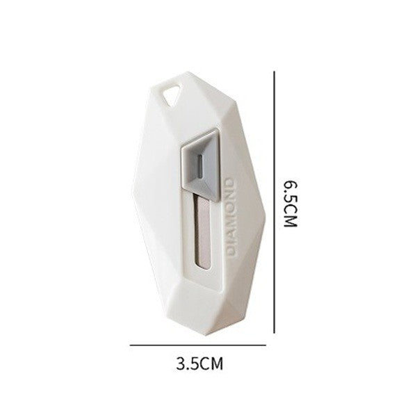 Cutter Pentru Cutii Si Pachete, Lama Zimtata Cu Varf Rotunjit Si Magnet, Tip Breloc, ABS Si Otel Inoxidabil, 6.5x3.5 cm, Alb