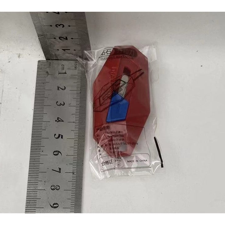Cutter Pentru Cutii Si Ambalaje, Lama Zimtata Cu Varf Rotunjit De Siguranta, Rebound Automat Si Magnet, ABS Si Otel Inoxidabil, Tip Breloc, 6.5x3.5 cm, Rosu