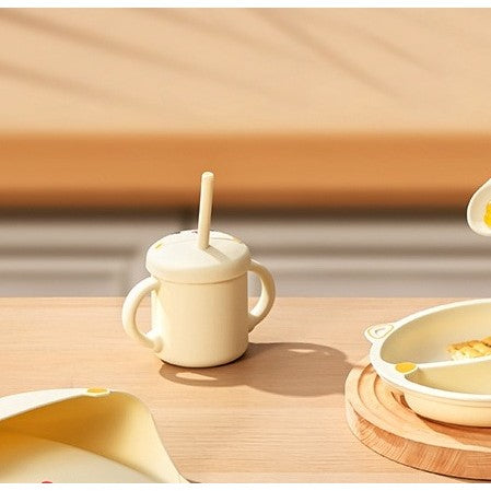 Set Hranire si Diversificare Bebelusi, Cana cu Capac si Pai, Silicon Alimentar Fara BPA, Model Pisicuta, Rezistent la Microunde, 12 Luni+, 2 Piese, Bej