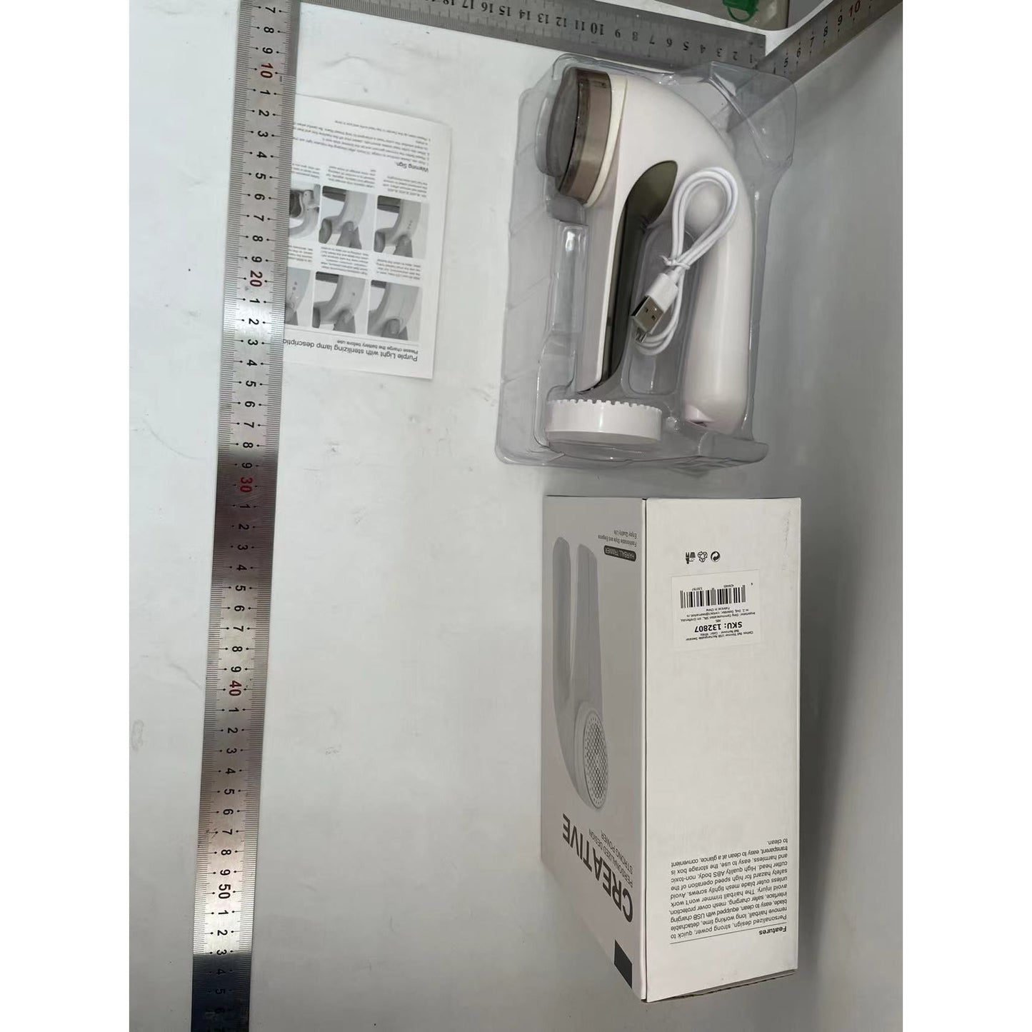 Aparat Pentru Curatat Scame, Par si Praf, Trimmer Textil cu Lame din Otel Inoxidabil, Reincarcabil USB, Design Ergonomic, Portabil, 15x6x9 cm, Alb